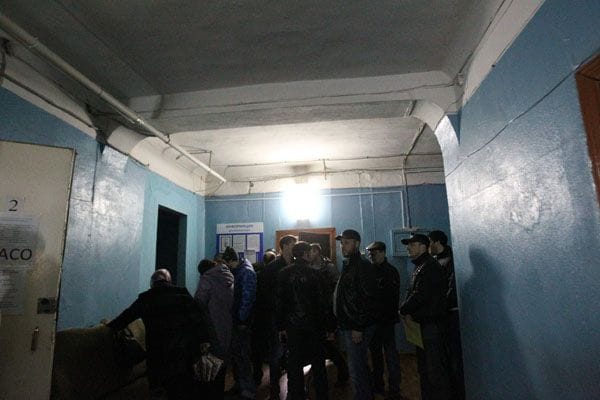 Чтобы купить полис ОСАГО автовладельцы занимают очередь с ночи
