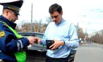 Инспектор выписывает штраф